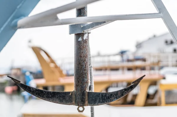 Primer Plano Pequeño Ancla Metálica Colgante Usada Barco Pescadores Virpazar —  Fotos de Stock