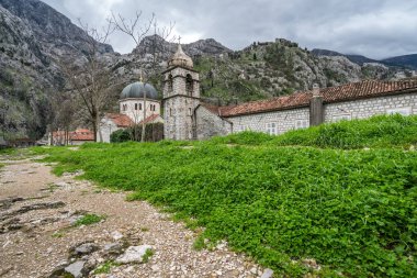 Aziz Nikolaos Kilisesi için nehrin Shkurda Kotor Old Town, Karadağ'ın önde gelen yolu yürüyüş