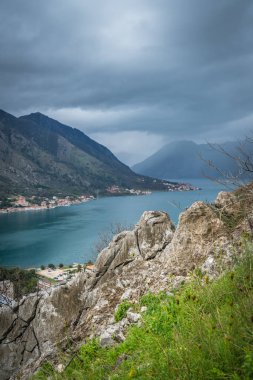 Kotor şehir, Karadağ görünümü Kotor Körfezi ve Old Town evleri