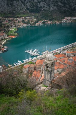 Kotor şehir, Karadağ görünümü Kotor Körfezi ve Old Town evleri