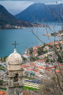 Kubbe ve çan kulesi, Kotor Körfezi limanı ve marinası Karadağ 'da bulunan Kurtuluş Anıtı Şapeli.