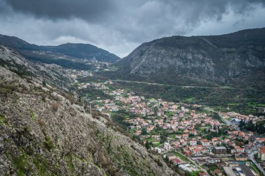Karadağ 'ın yukarısındaki tepedeki küçük şapelden, Kotor Körfezi' ndeki ve kasabadaki tepe kenarındaki evlerin manzarası
