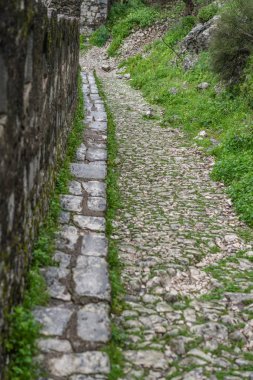 Kotor 'un Merdiveni, Kotor Eski Kasabası' nın zirvesine çıkan Kattaro Merdiveni olarak da bilinir.