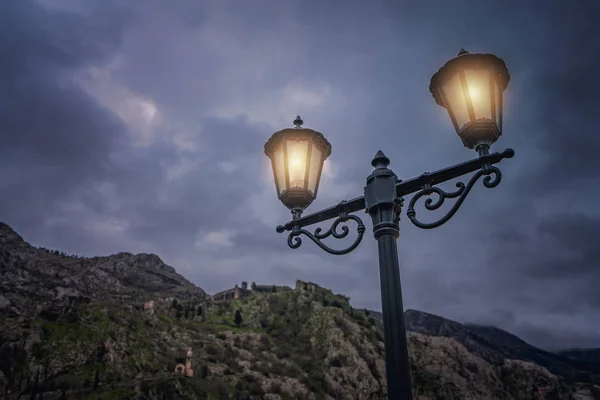 モンテネグロ コトル旧市街で夜に輝く古い金属製の街灯 — ストック写真