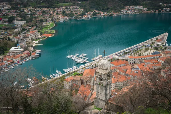 Kotor şehir, Karadağ görünümü Kotor Körfezi ve Old Town evleri