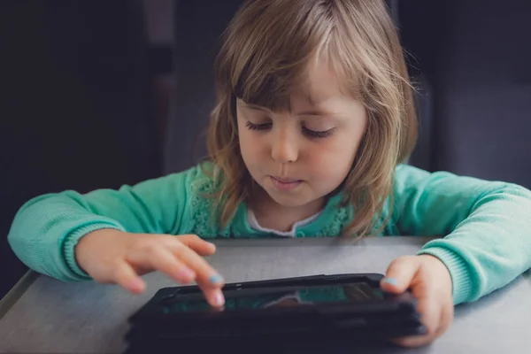 Kis Kaukázusi Lány Játszik Tabletta Otthon — Stock Fotó