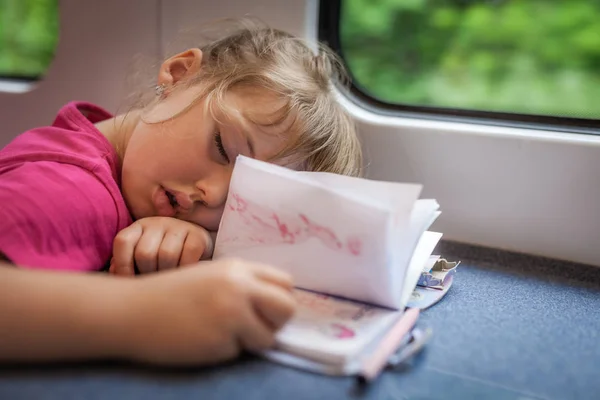 Menina Caucasiana Dormindo Dentro Carruagem Trem Sua Viagem Volta Para — Fotografia de Stock