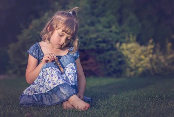 Triste Menina Descalça Vestida Vestido Azul Sentado Grama Segurando Sua — Fotografia de Stock