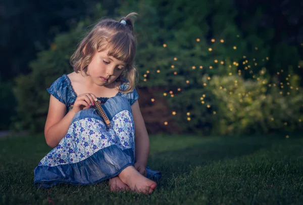 Triste Menina Descalça Vestida Vestido Azul Sentado Grama Segurando Sua — Fotografia de Stock