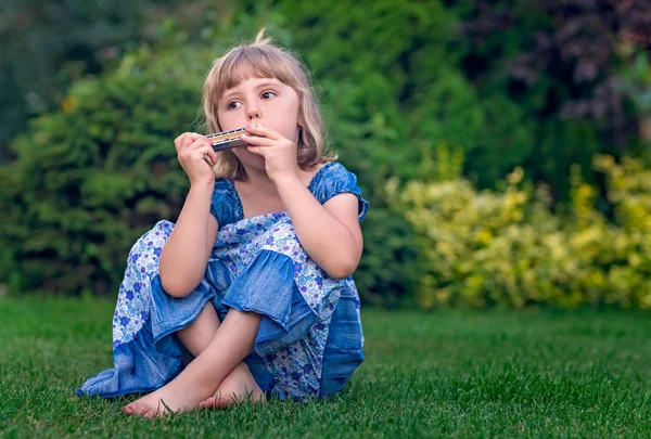 Aranyos Lány Öltözött Kék Ruha Füvön Kertben Játszik Kis Harmonika — Stock Fotó