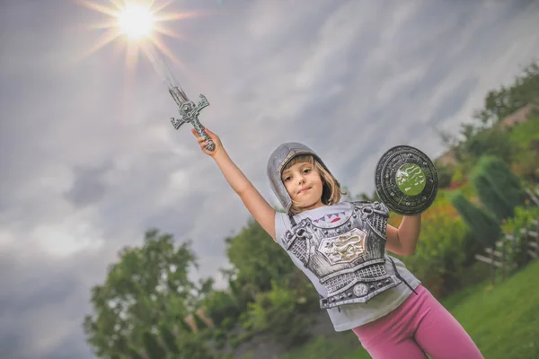 Nettes Kleines Kaukasisches Mädchen Mit Einem Schwert Das Vorgibt Ein — Stockfoto