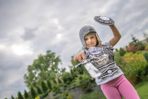 Nettes Kleines Kaukasisches Mädchen Mit Einem Schwert Das Vorgibt Ein — Stockfoto