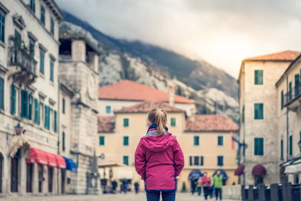 Běloška Nepromokavé Červené Bundě Stojící Hlavním Náměstí Kotor Old Town — Stock fotografie