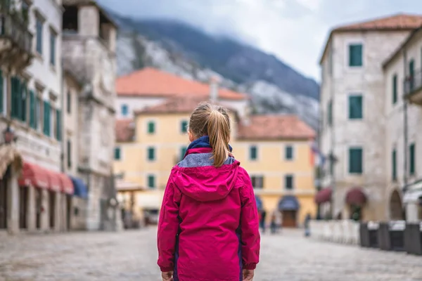 Běloška Nepromokavé Červené Bundě Stojící Hlavním Náměstí Kotor Old Town — Stock fotografie