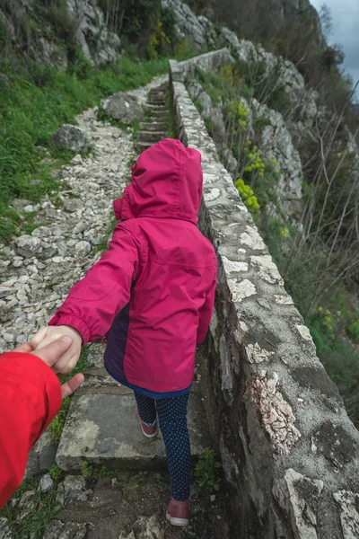 Kleines Mädchen Hält Ihren Vater Der Hand Und Führt Ihn — Stockfoto
