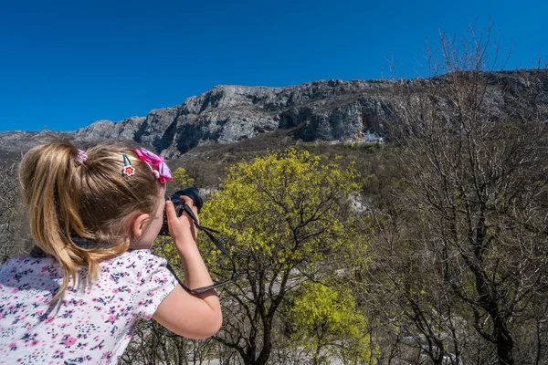 Joven Chica Caucásica Tomando Fotos Del Famoso Monumento Ostrog Monasterio —  Fotos de Stock