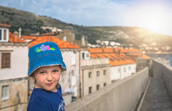 Dívka Nosí Modrý Klobouk Kráčející Historických Zdech Starého Města Dubrovníku — Stock fotografie