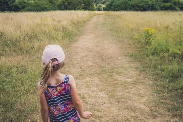 Fiatal Kaukázusi Lány Sétál Úton Vidéki Vidéken Dél Angliában — Stock Fotó