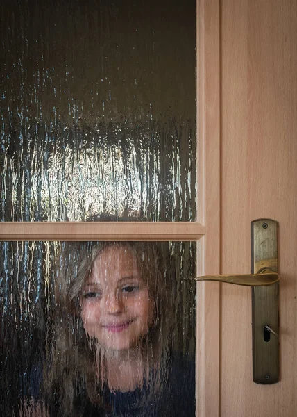 Портрет Милой Белой Девочки Прячущейся Дверью Стеклянными Окнами Время Игры — стоковое фото