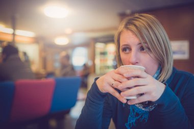 Sarışın beyaz bir feribot bir kafede kahve içme bir kadın