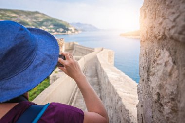 Dubrovnik'in tarihi surlarının yazında, Hırvatistan fotoğraflarını mavi şapkalı beyaz kadın