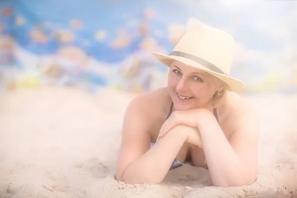 Portrét Krásné Běloška Proutěný Bílý Klobouk Odpočinku Pláži Slunného Dne — Stock fotografie