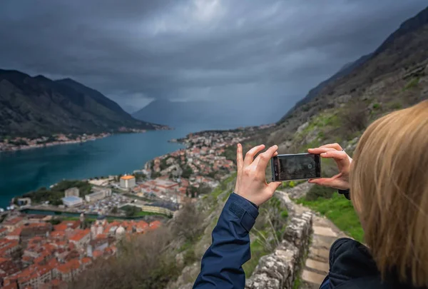 Ženské Turista Fotí Svém Smartphonu Úchvatné Krajiny Boku Kotorskou Během — Stock fotografie
