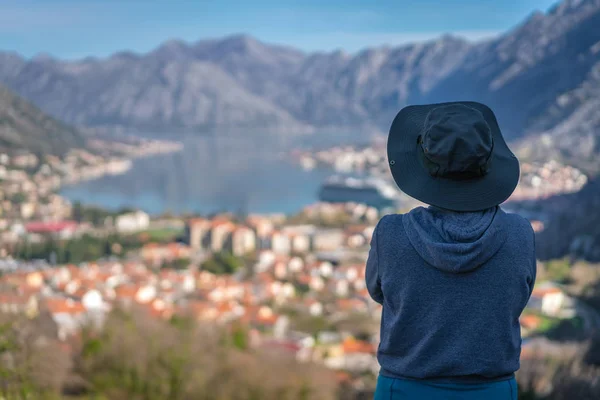 Женщина Туристка Шляпе Любующаяся Потрясающим Пейзажем Которского Залива Черногории Видно — стоковое фото