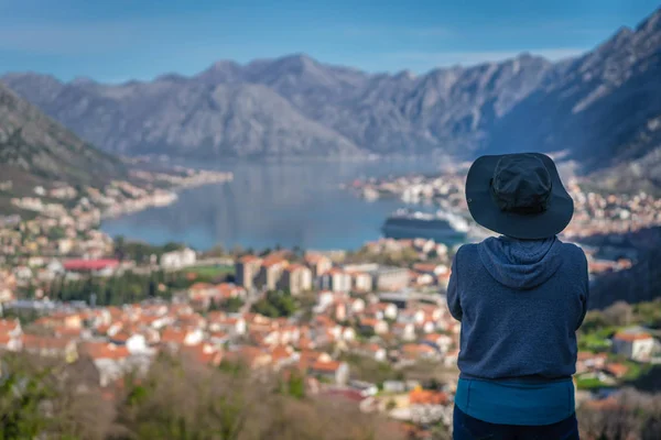 Touriste Féminine Avec Chapeau Admirant Paysage Magnifique Baie Kotor Monténégro — Photo