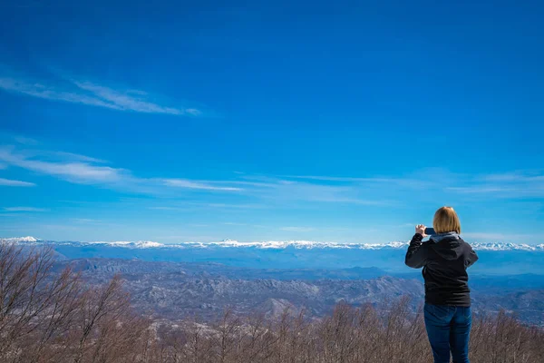 Ženské Turistické Fotografování Smartphone Ohromující Panoramatem Zimní Krajina Při Pohledu — Stock fotografie