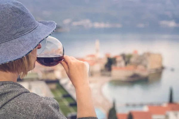 Kavkazský Žena Nosí Modrý Klobouk Stojící Bytu Balkon Drží Sklo — Stock fotografie