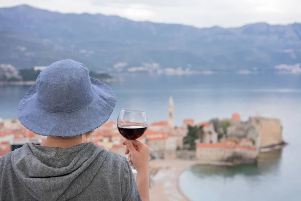 Kavkazský Žena Nosí Modrý Klobouk Stojící Bytu Balkon Drží Sklo — Stock fotografie