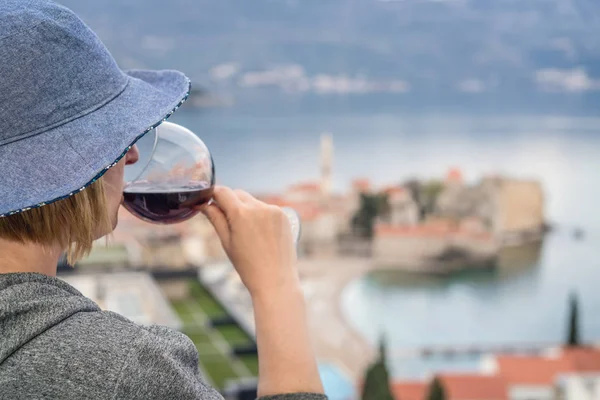 Kavkazský Žena Nosí Modrý Klobouk Stojící Bytu Balkon Drží Sklo — Stock fotografie