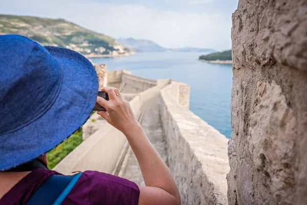 Kavkazský Žena Modrý Klobouk Fotografování Historické Hradby Starého Města Dubrovník — Stock fotografie