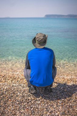 Bir şapka bir sahilde duran ve etkileyici Hırvat sahil Dobruca bakarak Turizm