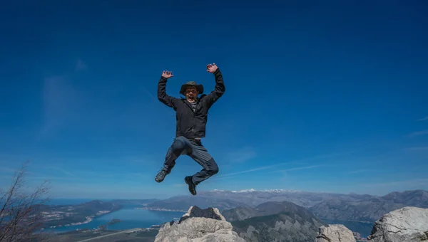 Мбаппе Шляпе Прыгнул Высоко Большой Валунной Скалы Национальном Парке Лован — стоковое фото