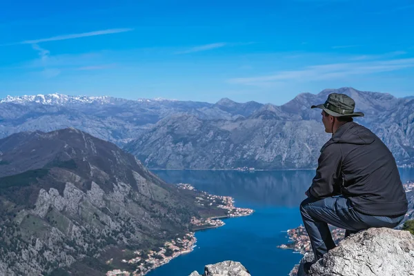 Tourist Mit Hut Sitzt Auf Einem Großen Felsbrocken Und Bewundert — Stockfoto