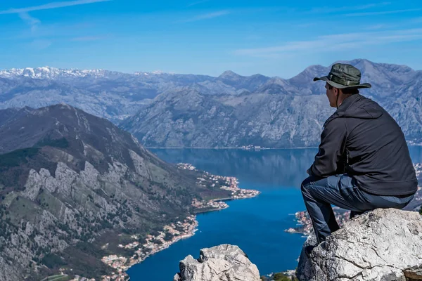 Turista Kloboukem Sedí Balvanu Obdivujte Ohromující Krajina Zálivu Kotor Černé — Stock fotografie