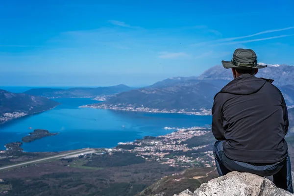 Touriste Avec Chapeau Assis Sur Grand Rocher Admirant Paysage Magnifique — Photo