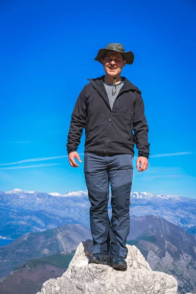 Touriste Avec Chapeau Debout Sur Grand Rocher Rocheux Dans Parc — Photo