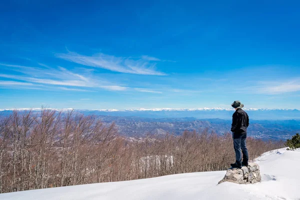 Touriste Masculin Portant Chapeau Debout Sur Rocher Admirant Panorama Magnifique — Photo