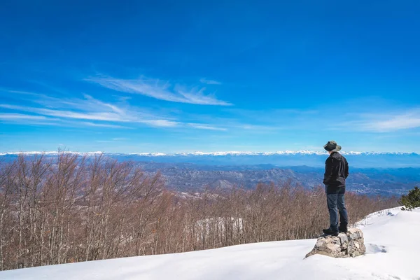 Touriste Masculin Portant Chapeau Debout Sur Rocher Admirant Panorama Magnifique — Photo
