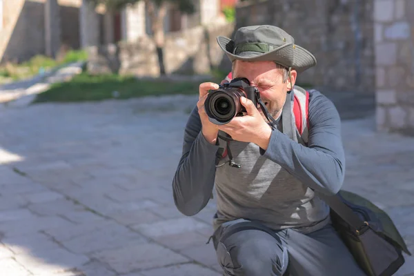 Portre Profesyonel Bir Seyahat Fotoğrafçı Bir Kamera Ile Konu Doğru — Stok fotoğraf