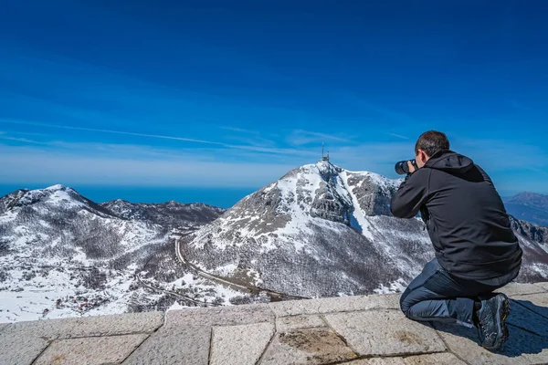 Турист Фотографирует Потрясающую Панораму Зимнего Горного Ландшафта Пика Стировник Высочайшую — стоковое фото