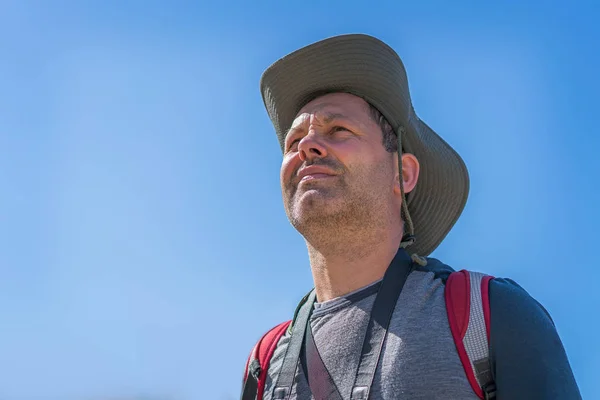 Глава Кавказского Туриста Шляпе Смотрит Вперед Летом — стоковое фото