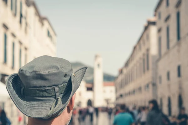 Testa Turista Caucasico Sesso Maschile Che Indossa Cappello Passeggiando Centro — Foto Stock