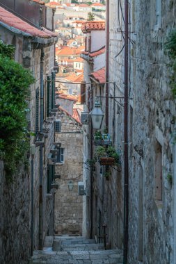 Dik dar sokak geçit merdivenlerinde arasında konut Dubrovnik Old Town, Hırvatistan