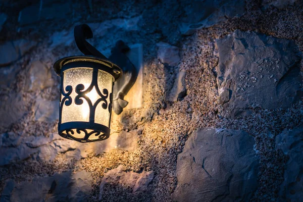 Duvarın Dışında Gece Petrovac Karadağ Için Yerel Kafe Küçük Lamba — Stok fotoğraf