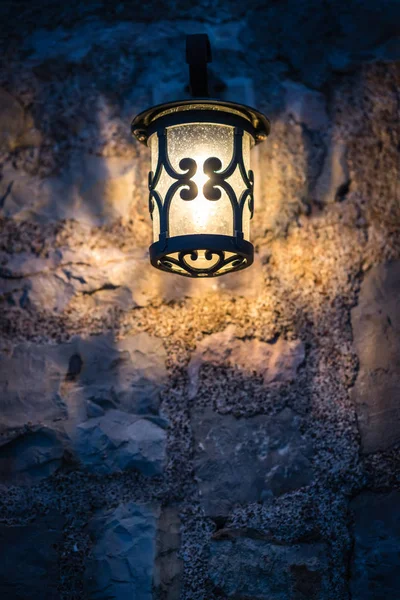 Klein Lampje Muur Buiten Het Lokale Café Nachts Petrovac Montenegro — Stockfoto