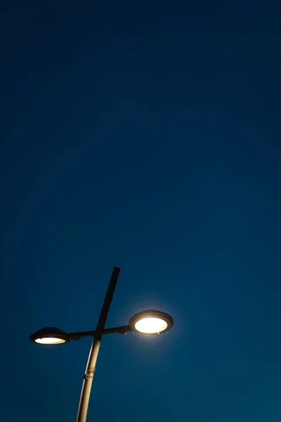 ペトロヴァック町 モンテネグロの古い金属街灯 — ストック写真